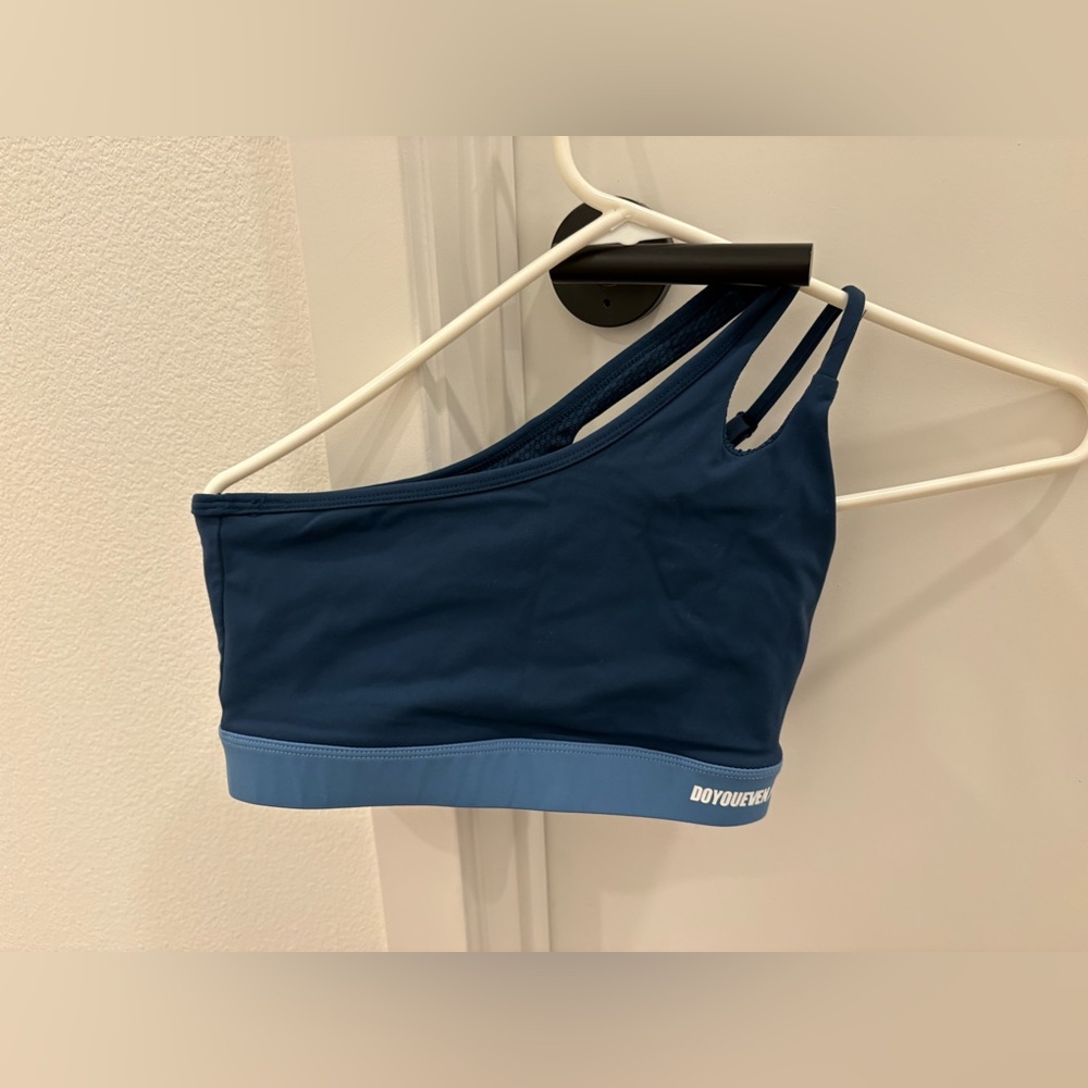 DOYOUEVEN Asymmetric One-Shoulder Sports Bra